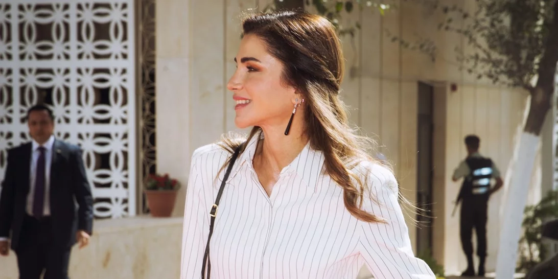 Πώς θα φορέσεις το λευκό πουκάμισο κομψά όπως η βασίλισσα Ράνια