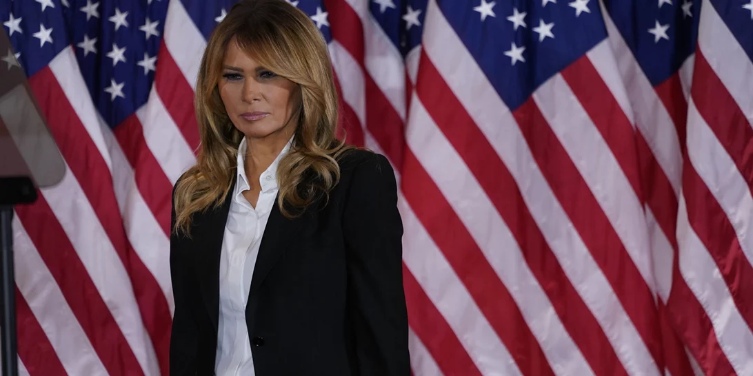 Melania Trump | Η εμφάνιση με ταγέρ στο πλευρό του Donald Trump στην πρώτη του ομιλία μετά τις εκλογές