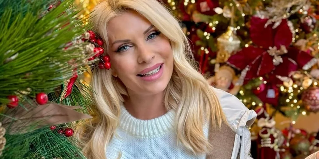 Ελένη Μενεγάκη | Το σατέν πουκάμισό της έχει το χρώμα που θα φοράμε ολόκληρο το 2025