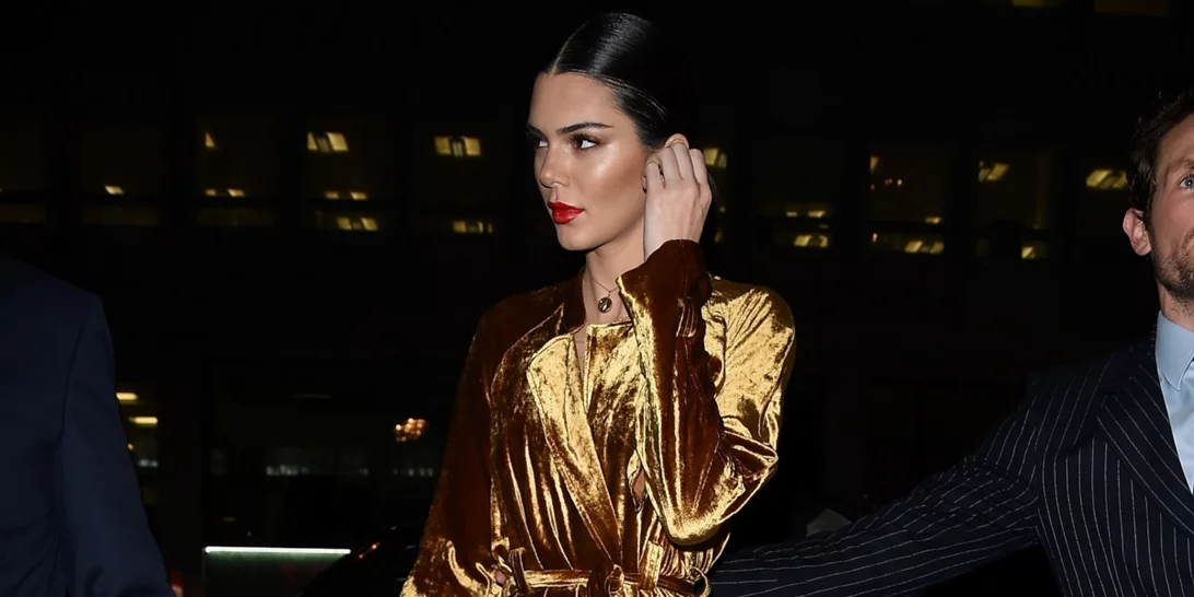 10 βελούδινα φορέματα για εμφανίσεις που αποπνέουν σοφιστικέ πολυτέλεια