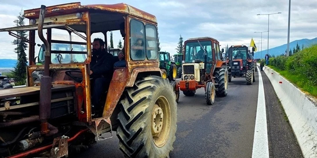 Συνεχίζουν τις κινητοποιήσεις τους οι αγρότες στο μπλόκο του Μπράλου με δίωρο κλείσιμο παραδρόμων και επαρχιακού δικτύου