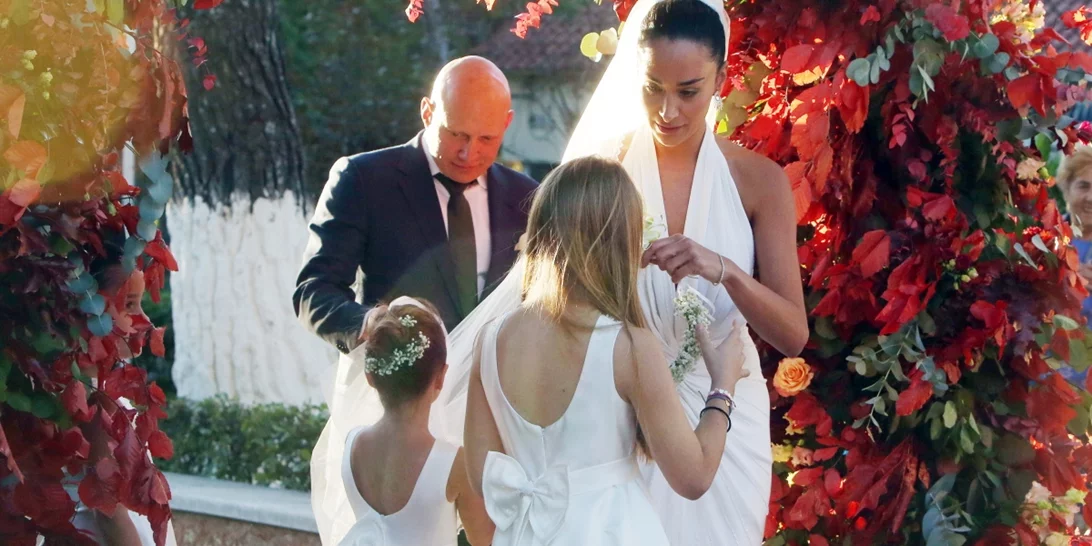 Παύλος Βαρδινογιάννης - Κατερίνα Μπιρμπίλη | Η κομψή μπομπονιέρα, το art de la table και η 3όροφη τούρτα στη δεξιωση του γάμου τους