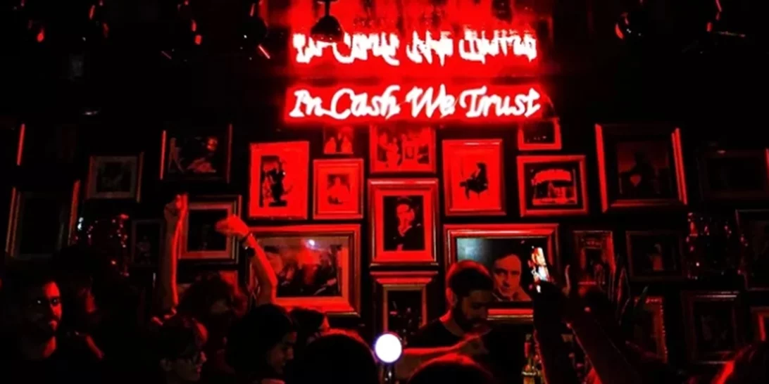 Τα μπαρ του Πειραιά | Και του λιμανιού και του σαλονιού