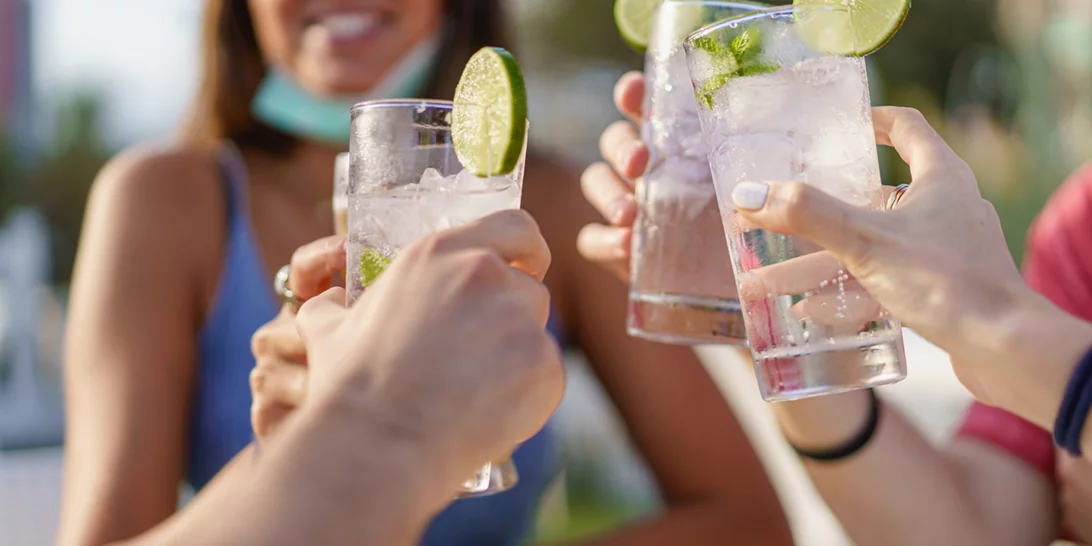 Τι ποτό να πιω το καλοκαίρι; 3 καλοκαιρινά κοκτέιλ με ή χωρίς αλκοόλ