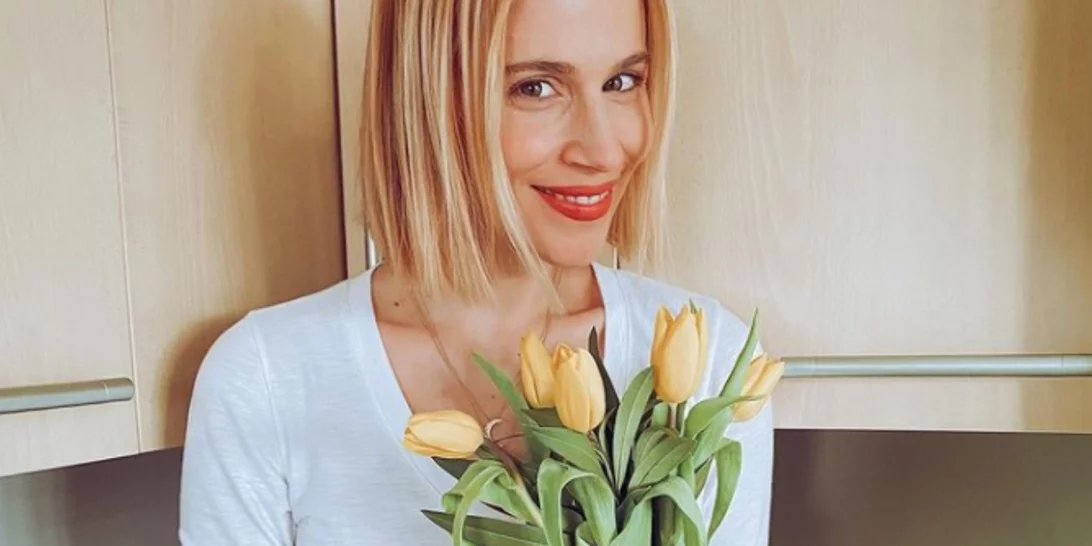 Νάντια Μπουλέ | Μας δείχνει τη φουσκωμένη της κοιλίτσα ποζάροντας με εφαρμοστό φόρεμα