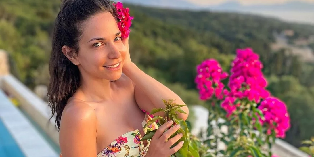 "Αχ θάλασσα" | Η Κατερίνα Γερονικολού με το γαλάζιο μπικίνι της πάνω σε σκάφος