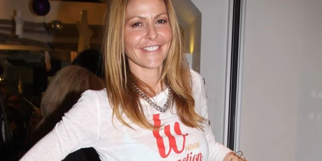 Τζένη Μπαλατσινού | Casual chic για αγορές σε κατάστημα με είδη διακόσμησης σπιτιού