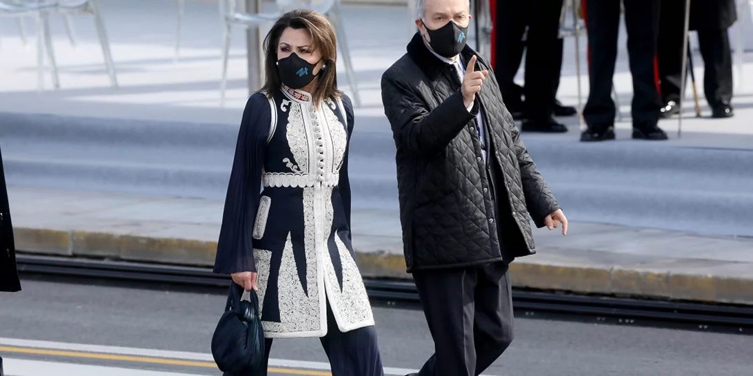 Γιάννα Αγγελοπούλου | Η εμφάνιση με παραδοσιακό πανωφόρι στην παρέλαση