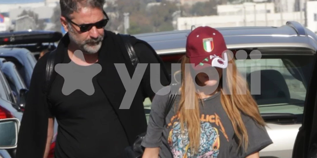 H Δέσποινα Βανδή & ο Βασίλης Μπισμπίκης στις επίμαχες φωτογραφίες στο αεροδρόμιο μετά το ταξίδι στην Ιταλία