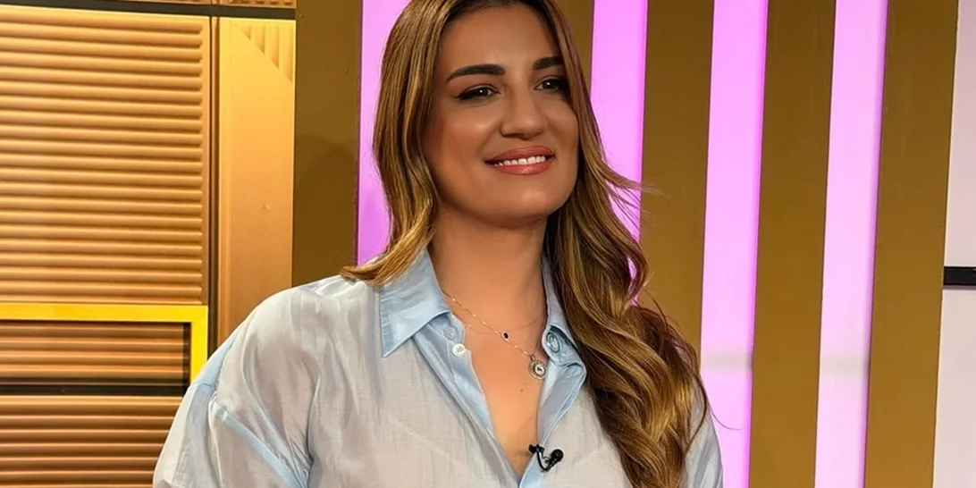 Η Ελίνα Παπίλα εντυπωσιάζει με μπορντό εμφάνιση από την Pink Woman