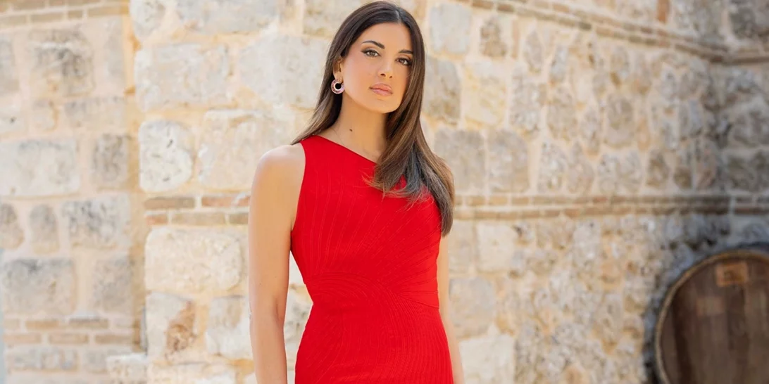 Η Σταματίνα Τσιμτσιλή με τη mini φούστα από την H&M που κολακεύει τις skinny σιλουέτες