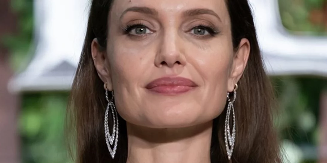 "Είμαι πολύ καιρό μόνη μου" | Η Angelina Jolie μιλάει με ειλικρίνεια για την προσωπική της ζωή