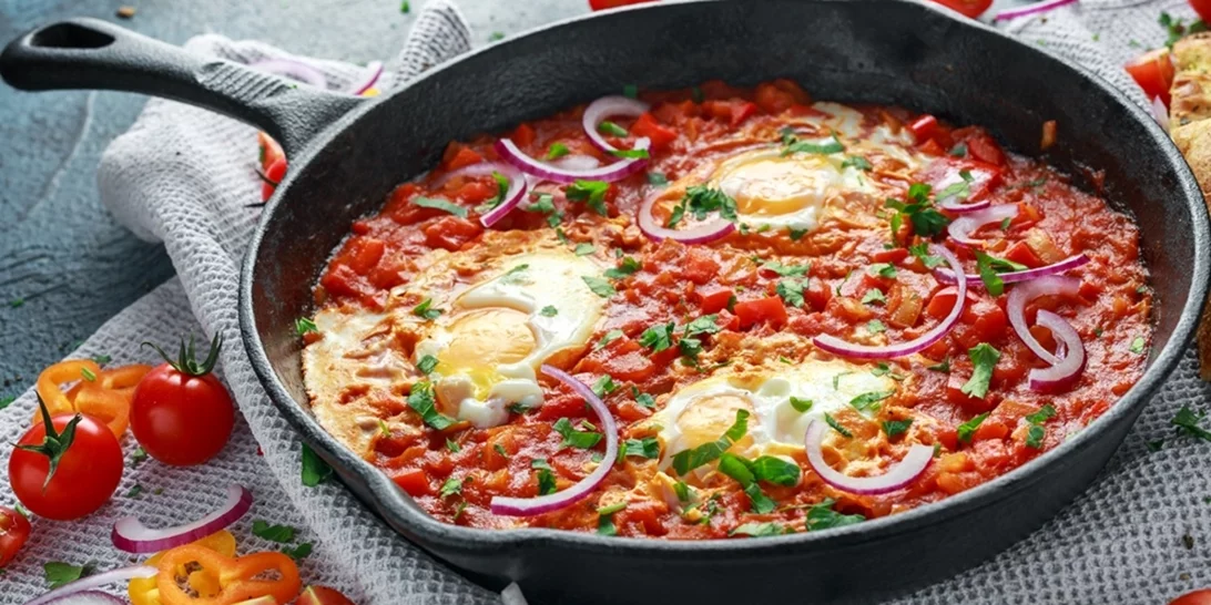 Στραπατσάδα ή καγιανάς: Συνταγή για το απόλυτα καλοκαιρινό comfort food