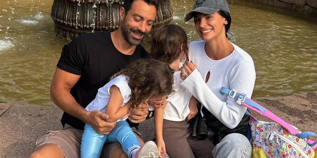 Χριστίνα Μπόμπα – Σάκης Τανιμανίδης | H φθινοπωρινή απόδραση στις Σπέτσες με τις κόρες τους, Αριάνα και Φιλίππα – Φωτογραφίες