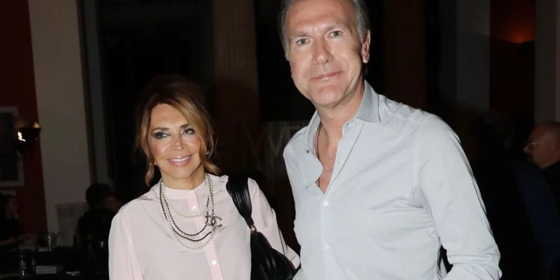 Μιμή Ντενίση | Με κόκκινο σύνολο και εντυπωσιακό κόσμημα στην πρεμιέρα της "Φόνισσας"- Στο πλευρό της ο Σωτήρης Πολύζος