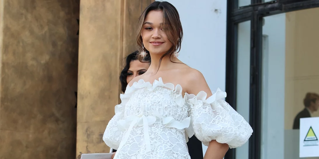 Πρόκειται να γίνεις νονά; Όλα όσα χρειάζεται να γνωρίζεις πριν αποφασίσεις τι θα φορέσεις