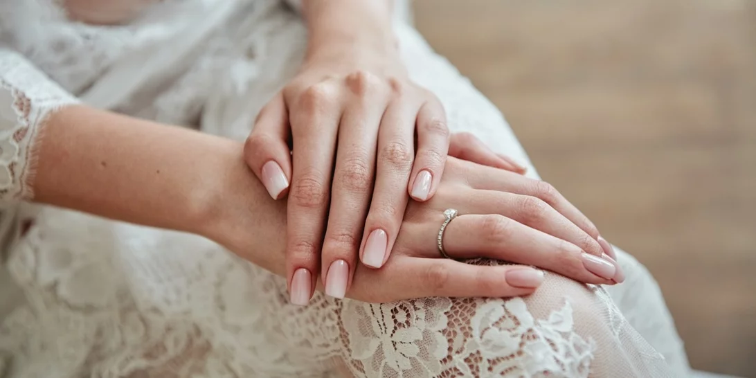 Παντρεύεσαι; Αυτό είναι το πιο εντυπωσιακό γαλλικό μανικιούρ για τις νύφες του 2023