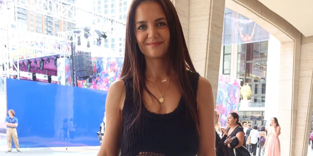 Katie Holmes | Έκανε τον πιο απροσδόκητο συνδυασμό με ένα πουκάμισο