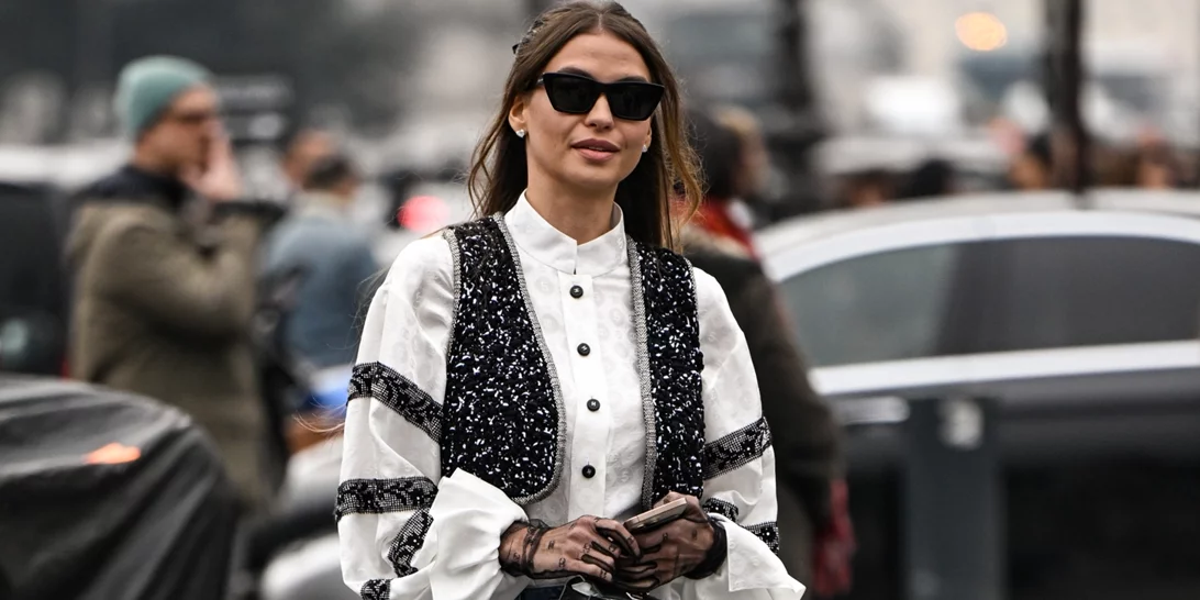 Το styling trick του 5λέπτου που θα μεταμορφώσει κάθε ανοιξιάτικο outfit