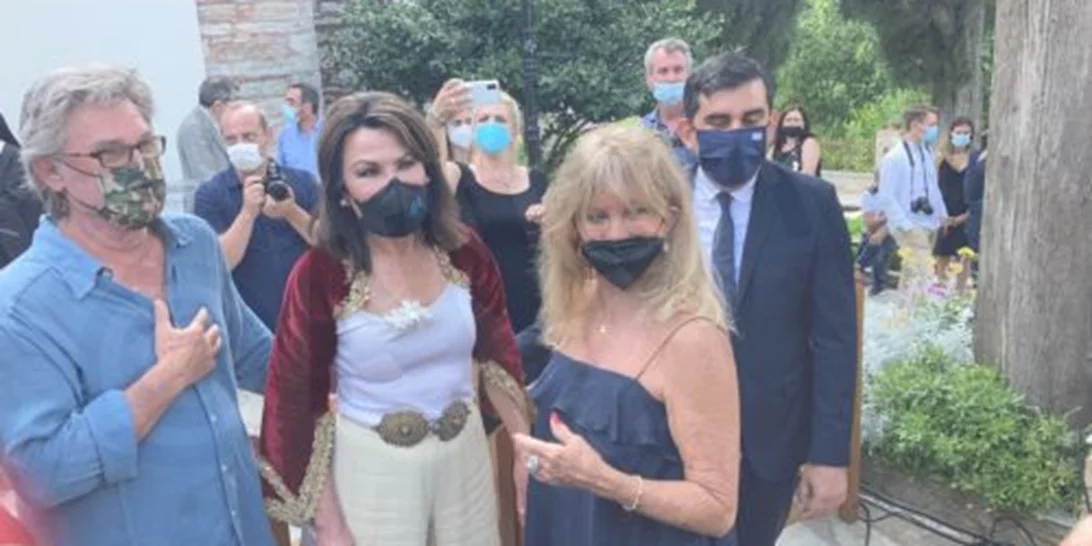 Goldie Hawn - Kurt Russell | Βρέθηκαν στα εγκαίνια της έκθεσης για την Πρώτη Σημαία στη Σκιάθο