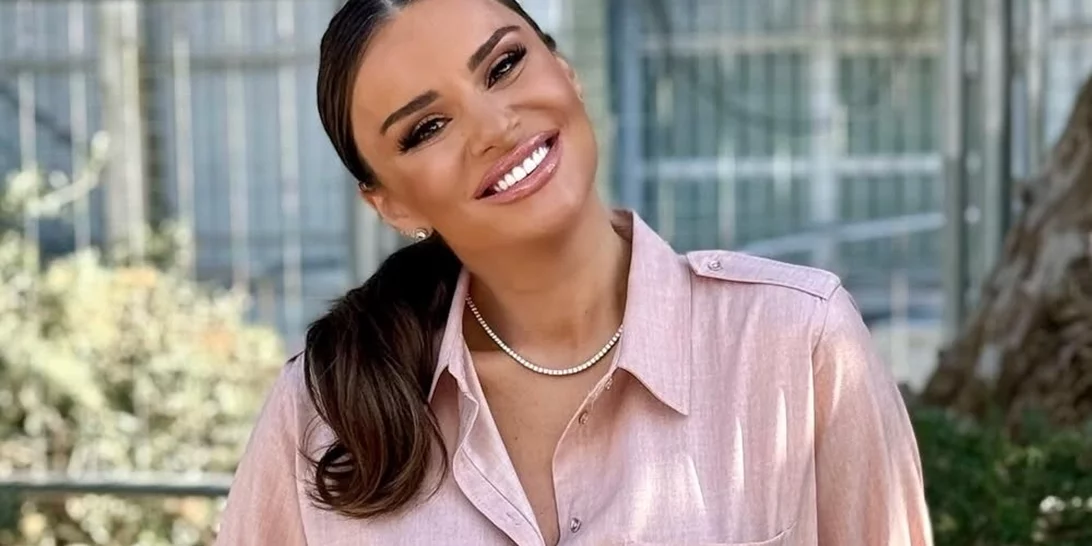 Ελένη Τσολάκη | Με mini μωβ φoύστα και πλατύ χαμόγελο στην πρεμιέρα του "Πρωινού Σαββατοκύριακου"