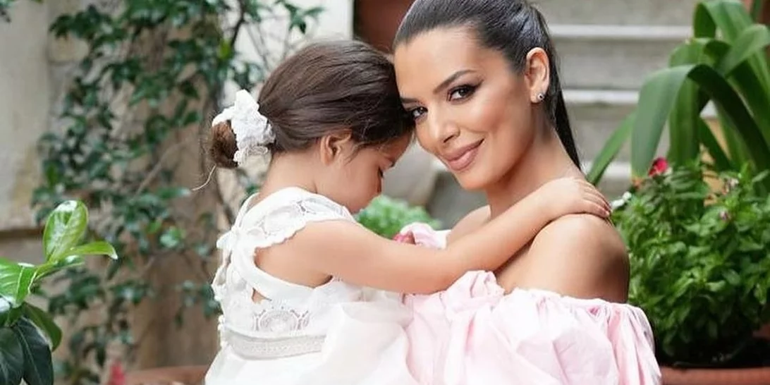 Η Νικολέττα Ράλλη μόλις δημοσίευσε τις πιο υπέροχες φωτογραφίες από τη βάπτιση της κόρης της