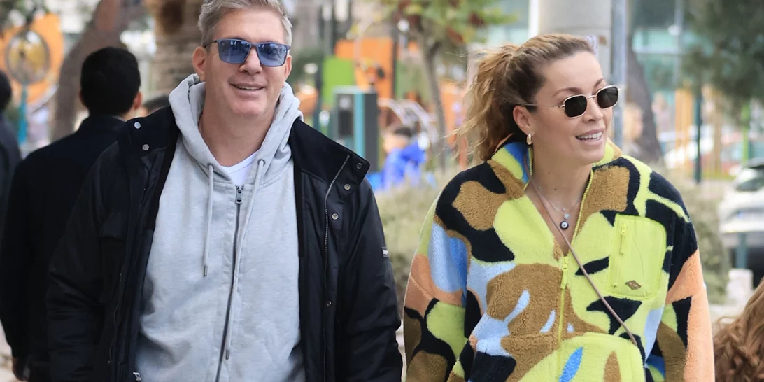 Με chic αθλητικό jacket η Μαριέττα Χρουσαλά | Χέρι χέρι με τον Λέοντα Πατίτσα στην πρωινή τους βόλτα