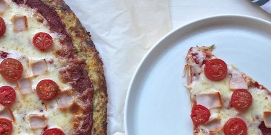 Πίτσα με βάση το κολοκυθάκι για ένα light και θρεπτικό αποτέλεσμα