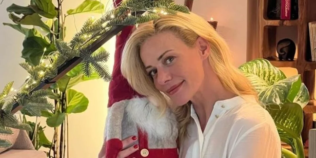 Ζέτα Μακρυπούλια | Φωτογραφίζεται με γιορτινό look στο σπίτι της  - Σπάνιες εικόνες από τον προσωπικό χώρο της