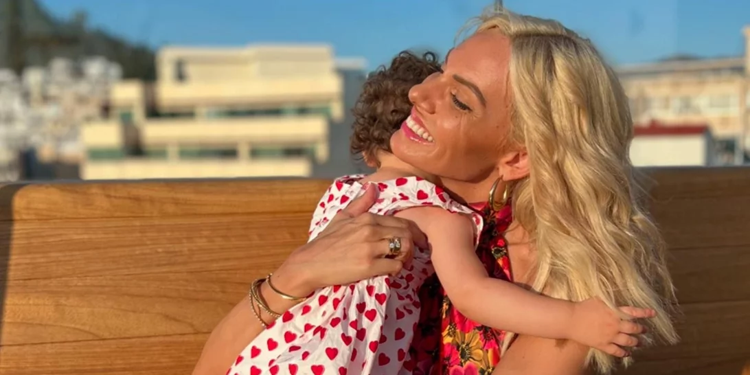 Η Ιωάννα Μαλέσκου απολαμβάνει το cocktail της στην παραλία μαζί με την κόρη της | "Με το αυτοκολλητάκι μου"