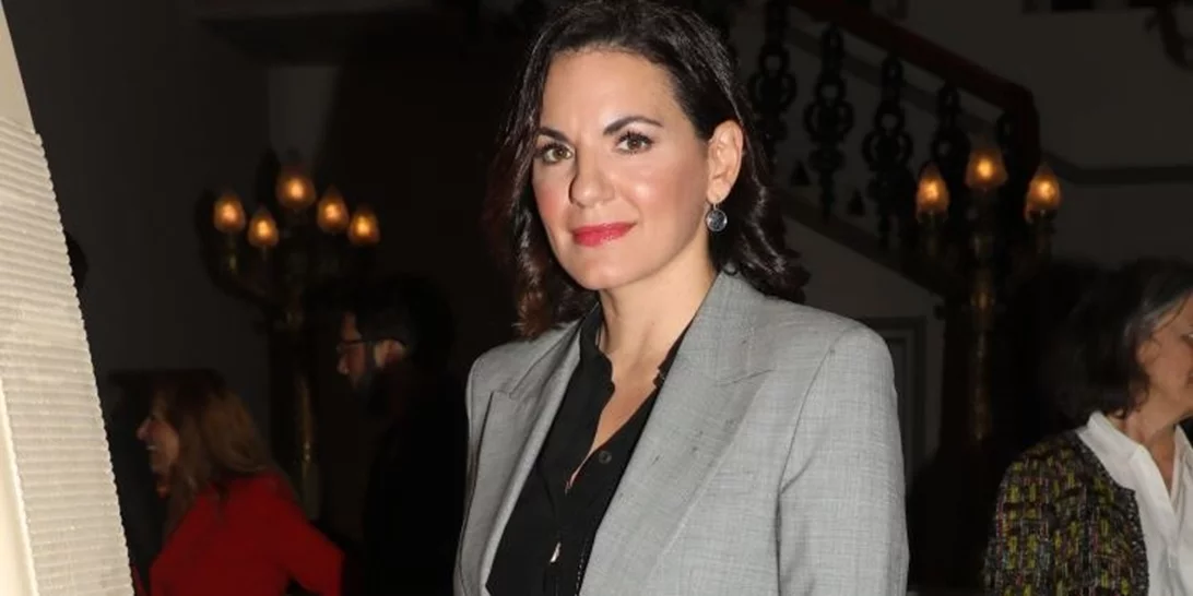 Όλγα Κεφαλογιάννη | Με το σακάκι που μας εμπνέει για στιλάτες εμφανίσεις για μία βροχερή ημέρα