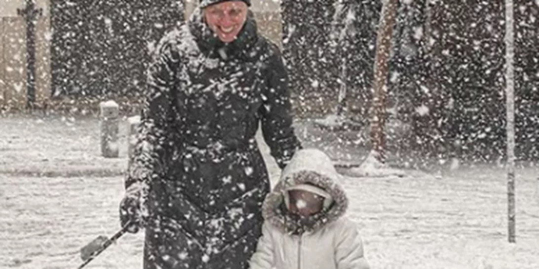 Χριστίνα Κοντοβά | Βόλτα με τη μικρή Ada στη χιονισμένη Αθήνα