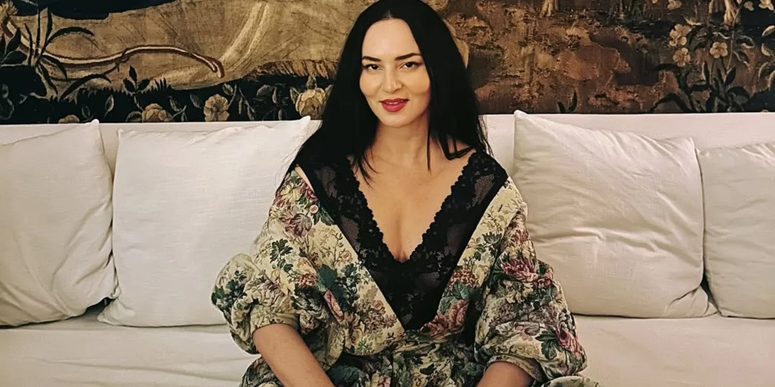 Η εμφάνιση της Genevieve Majari με laser-cut σύνολο είναι το σημάδι για να επενδύσεις σε ένα αντίστοιχο fashionable κομμάτι