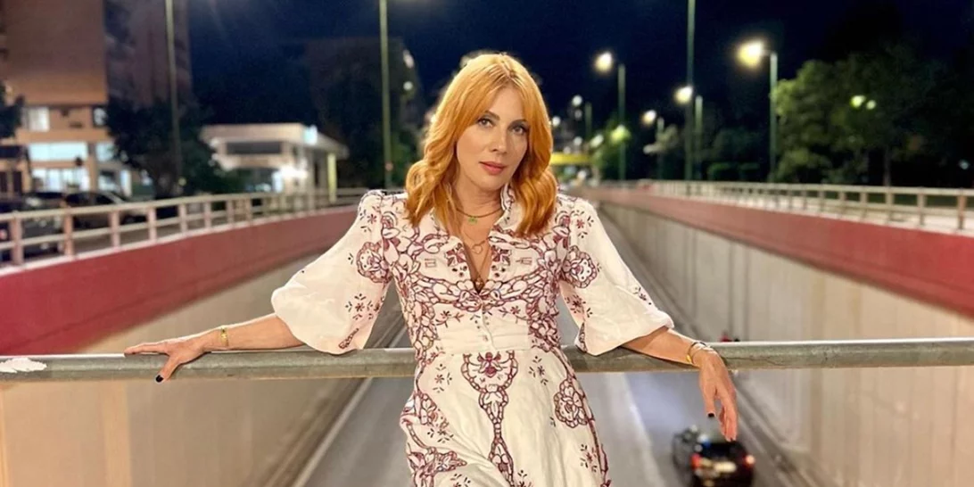 Σμαράγδα Καρύδη | Το beach look της με ροζ μπικίνι Ελληνίδας σχεδιάστριας