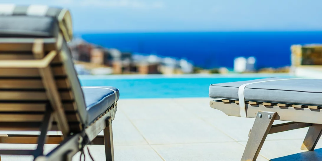 Ρόδος | "Δεν θα βγάλουμε τις πλωτές ξαπλώστρες", λέει χαρακτηριστικά το beach bar με τον "πλωτό" σερβιτόρο