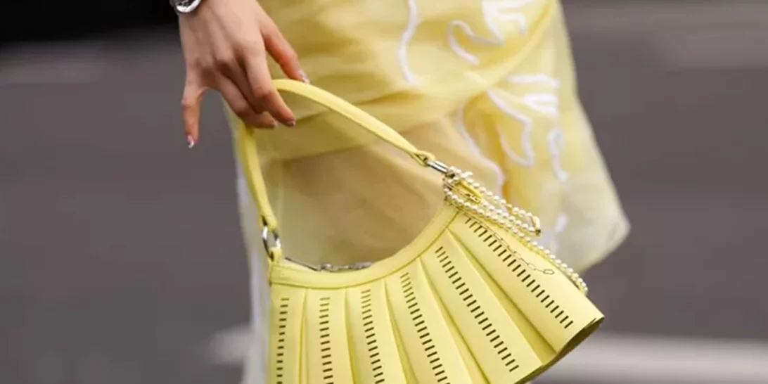 Τέλος τα παστέλ | Αυτό είναι το χρώμα νυχιών που επιλέγουν όλες οι fashionistas φέτος την άνοιξη