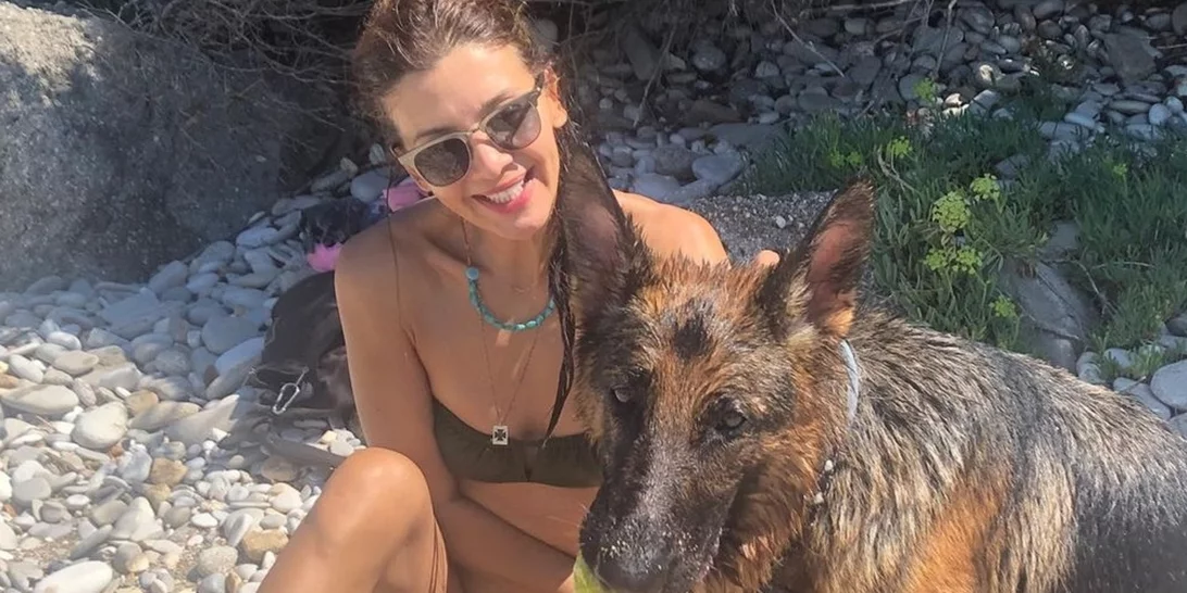 Κατερίνα Λέχου | Σε μια διαφορετική λήψη με μαγιό