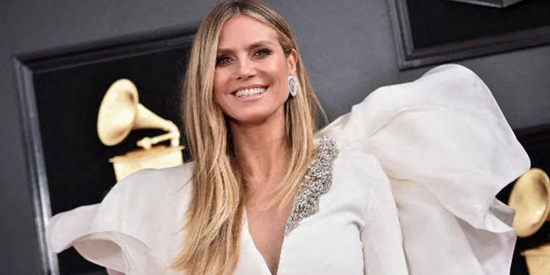 H Heidi Klum κόβει μόνη της αφέλειες και το αποτέλεσμα είναι...