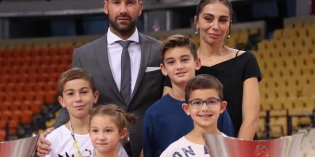 Αναστασία Σπανούλη | Με τιάρα και ροζ πριγκιπικό φόρεμα στο 7ο πάρτι γενεθλίων της