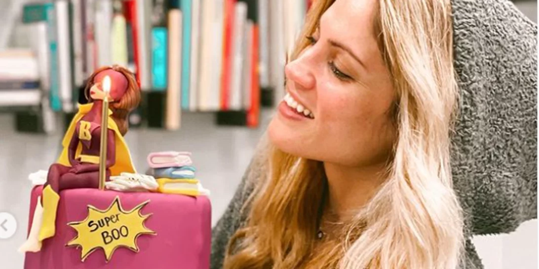 Πιο ξανθιά από ποτέ η Μαίρη Συνατσάκη | Τα γενέθλιά της, η ηλικία της και οι εντυπωσιακές τούρτες