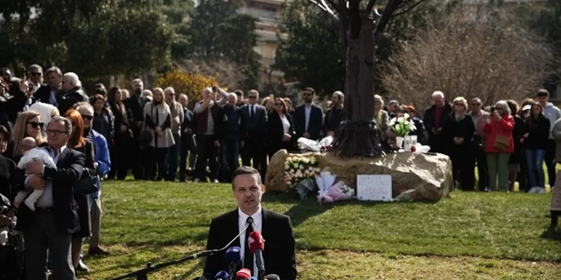 Έγιναν τα αποκαλυπτήρια του Μνημείου του δήμου Αθηναίων για τα 57 θύματα των Τεμπών