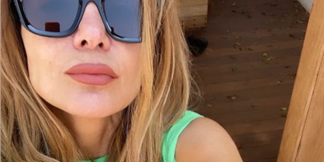 Δέσποινα Βανδή | Ποζάρει με κόκκινο μπικίνι και εντυπωσιάζει με τους κοιλιακούς της