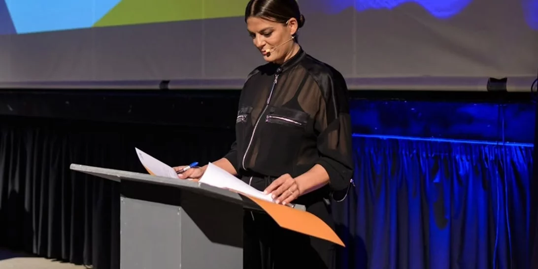 Πασίγνωστη δημοσιογράφος και νέα μαμά παντρεύτηκε τον σύντροφό της