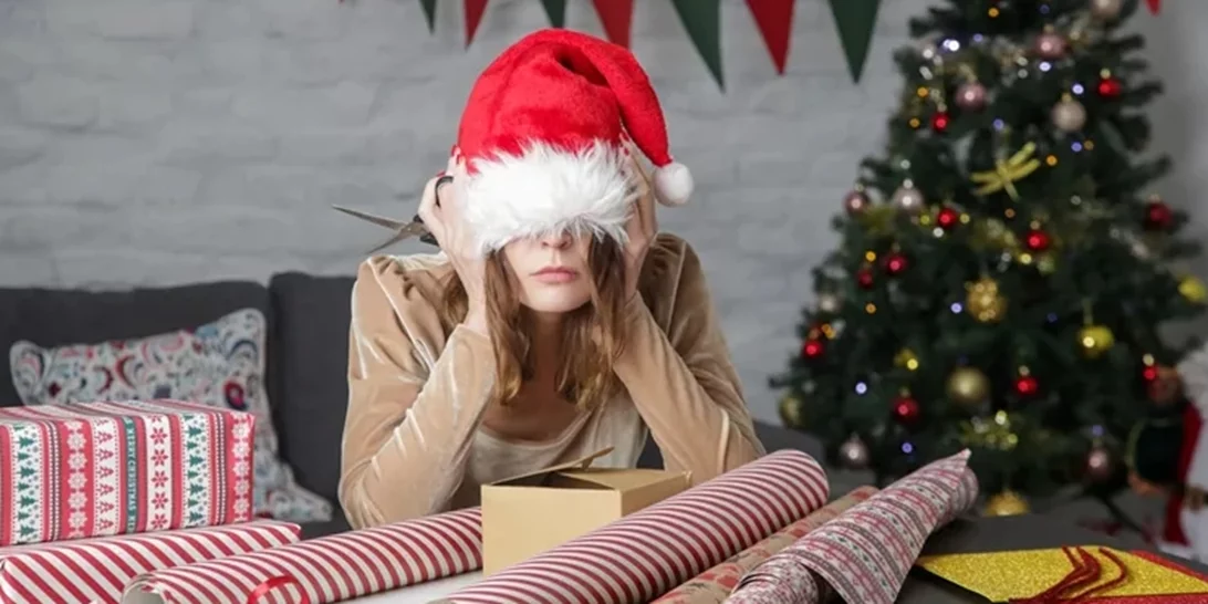 Πώς το στρες των γιορτών επιβαρύνει τον εγκέφαλό σου | Τι να κάνεις συμφωνα με νευροεπιστήμονα