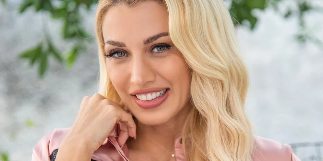 Η Κωνσταντίνα Σπυροπούλου με μικροσκοπικό μπικίνι | Έτοιμη να γεννήσει