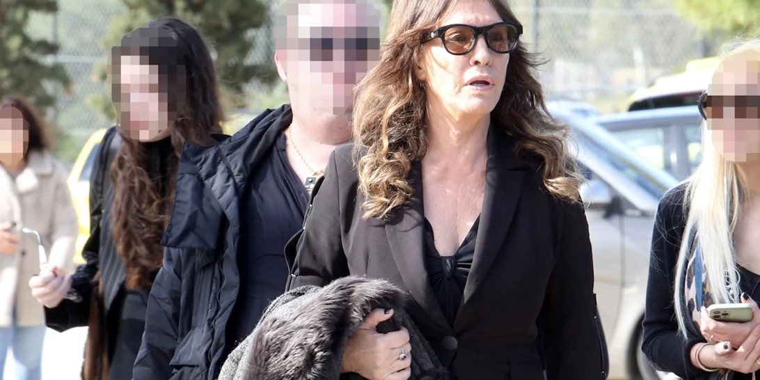 Βάνα Μπάρμπα | Με την κόρη της, Φαίδρα στην κηδεία του Λάκη Ραπτάκη
