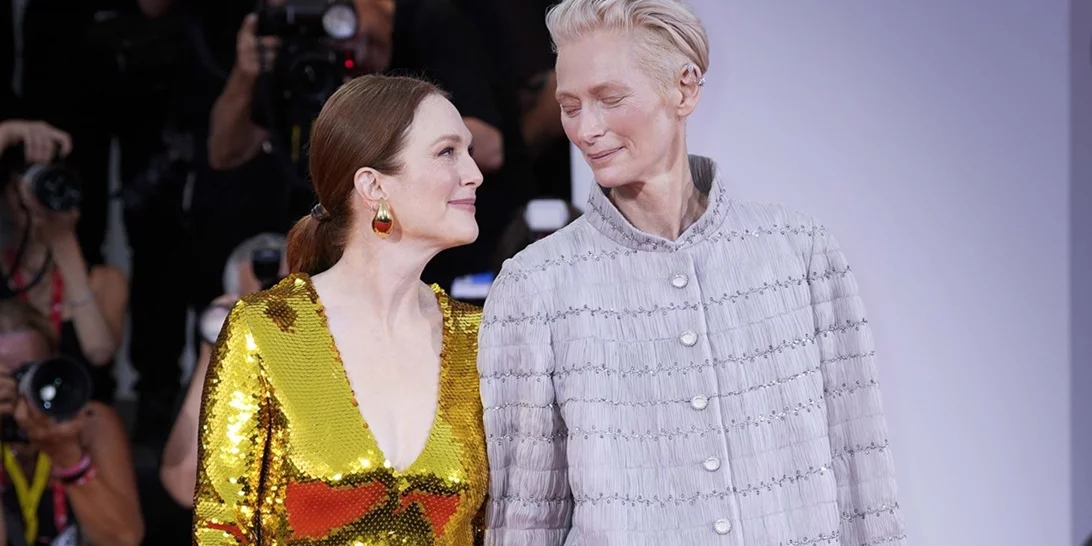 81ο Φεστιβάλ Βενετίας | Julianne Moore και Tilda Swinton αποθεώνονται με το αλμοδοβαρικό "The Room Next Door"