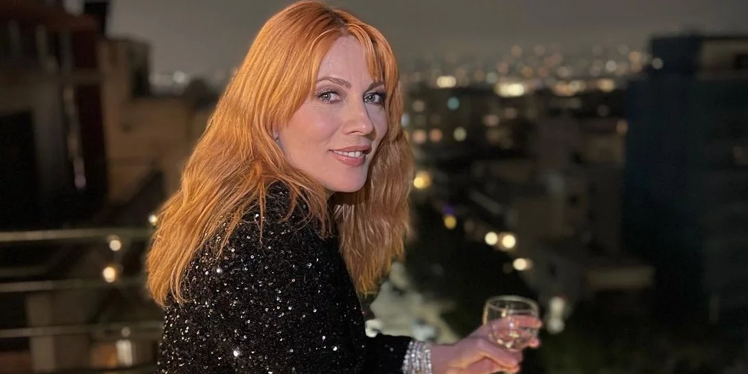 Σμαράγδα Καρύδη | Με φλογερό κόκκινο κοστούμι MI-RO στα Θεατρικά Βραβεία Κοινού του Αθηνοράματος