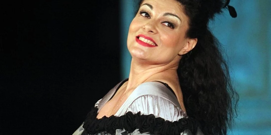 Τάνια Τρύπη: Η σαράντα ετών καριέρα, ο γάμος με τον μάνατζερ των Beatles, ο βιγκανισμός, τα τατουάζ και η μητρότητα