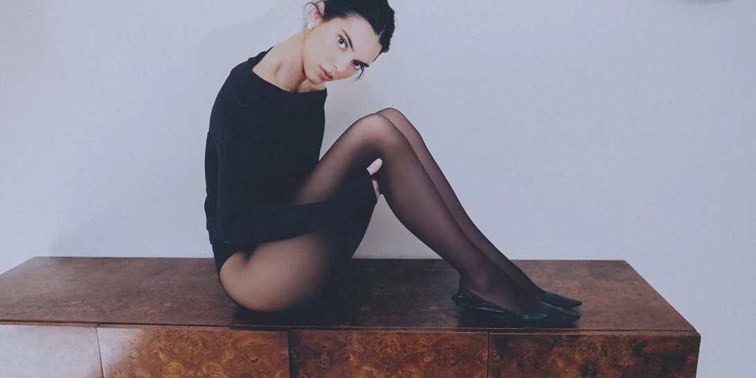 Calzedonia | H Kendall Jenner επαναπροσδιορίζει το μαύρο διάφανο καλσόν με τολμηρό τρόπο